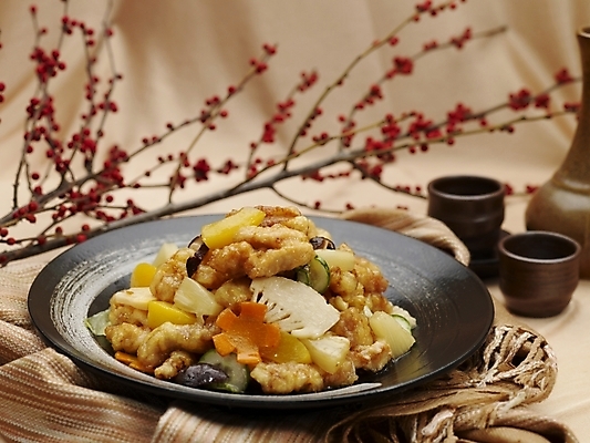 포토 JPG 스튜디오촬영 그릇 식기 접시 음식 술잔 실내 근접촬영 사람없음 장식 가로 중식 나뭇가지 탕수육 소고기탕수육 국내포토 나무 뷰포인트 잔 내부 파일형식