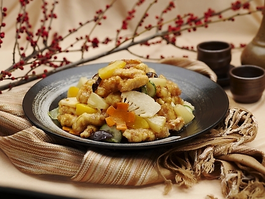 포토 JPG 스튜디오촬영 그릇 식기 접시 음식 술잔 실내 근접촬영 사람없음 장식 가로 중식 나뭇가지 탕수육 소고기탕수육 국내포토 나무 뷰포인트 잔 내부 파일형식