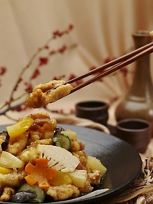 포토 JPG 스튜디오촬영 그릇 식기 접시 음식 술잔 젓가락 실내 근접촬영 사람없음 장식 세로 중식 나뭇가지 탕수육 호리병 소고기탕수육 국내포토 나무 뷰포인트 병_용기 잔 수저 내부 파일형식