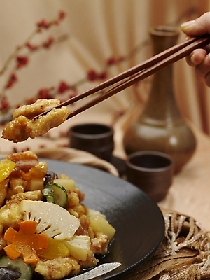 포토 JPG 스튜디오촬영 그릇 식기 접시 손 음식 술잔 젓가락 실내 근접촬영 신체부위 장식 세로 중식 나뭇가지 탕수육 호리병 소고기탕수육 국내포토 나무 뷰포인트 병_용기 잔 수저 사람 내부 파일형식