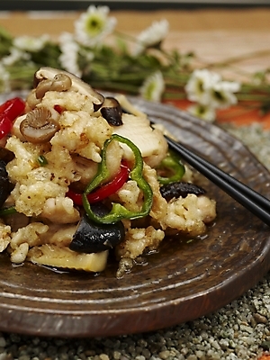 포토 JPG 스튜디오촬영 그릇 식기 접시 음식 술잔 젓가락 실내 근접촬영 사람없음 장식 세로 중식 탕수육 버섯튀김 국내포토 뷰포인트 잔 수저 내부 튀김 파일형식