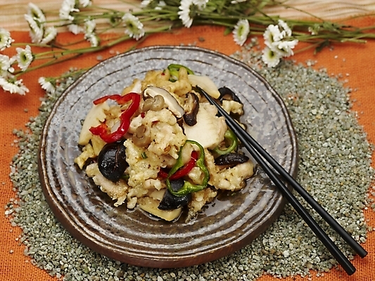 포토 JPG 스튜디오촬영 그릇 식기 접시 꽃 음식 술잔 젓가락 실내 근접촬영 사람없음 장식 가로 하이앵글 중식 탕수육 버섯튀김 국내포토 식물 뷰포인트 잔 수저 내부 튀김 파일형식