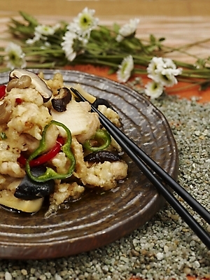 포토 JPG 스튜디오촬영 그릇 식기 접시 음식 술잔 젓가락 실내 근접촬영 사람없음 장식 세로 중식 탕수육 버섯튀김 국내포토 뷰포인트 잔 수저 내부 튀김 파일형식