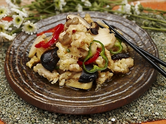 포토 JPG 스튜디오촬영 그릇 식기 접시 꽃 음식 젓가락 실내 사람없음 장식 가로 중식 버섯튀김 국내포토 식물 수저 내부 튀김 파일형식