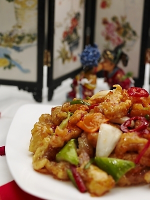 포토 JPG 스튜디오촬영 그릇 식기 접시 음식 실내 근접촬영 사람없음 장식 세로 중식 흰색 탕수육 미니병풍 사천탕수육 국내포토 뷰포인트 컬러 내부 파일형식