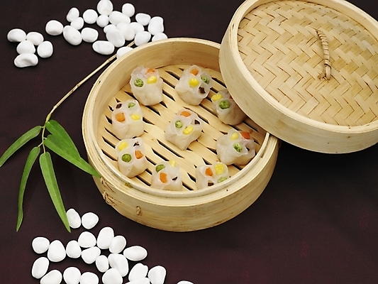 포토 JPG 스튜디오촬영 그릇 접시 음식 나뭇잎 실내 근접촬영 사람없음 장식 가로 초록색 하이앵글 중식 만두 딤섬 찜기 대나무찜기 사색교 샤오마이 흰돌 국내포토 식기 뷰포인트 컬러 잎 주방용품 내부 돌_바위 파일형식