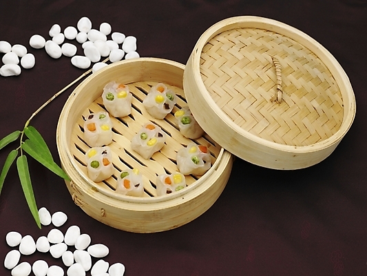 포토 JPG 스튜디오촬영 그릇 접시 음식 나뭇잎 실내 사람없음 장식 가로 초록색 하이앵글 중식 만두 딤섬 찜기 대나무찜기 사색교 샤오마이 흰돌 국내포토 식기 뷰포인트 컬러 잎 주방용품 내부 돌_바위 파일형식