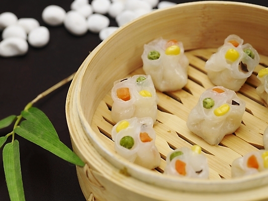 포토 JPG 스튜디오촬영 그릇 접시 음식 나뭇잎 실내 근접촬영 사람없음 장식 가로 초록색 중식 조약돌 만두 딤섬 찜기 대나무찜기 사색교 샤오마이 흰돌 국내포토 식기 뷰포인트 컬러 잎 주방용품 내부 돌_바위 파일형식