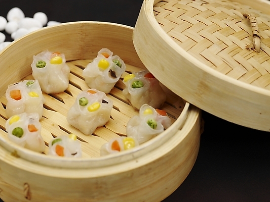 포토 JPG 스튜디오촬영 그릇 접시 음식 실내 근접촬영 사람없음 장식 가로 중식 조약돌 만두 딤섬 찜기 대나무찜기 사색교 샤오마이 흰돌 국내포토 식기 뷰포인트 주방용품 내부 돌_바위 파일형식