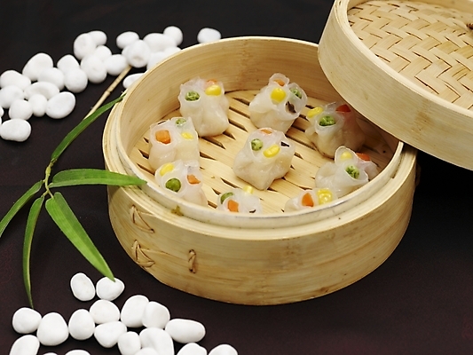 포토 JPG 스튜디오촬영 그릇 접시 음식 나뭇잎 실내 사람없음 장식 가로 초록색 중식 만두 딤섬 찜기 대나무찜기 사색교 샤오마이 흰돌 국내포토 식기 컬러 잎 주방용품 내부 돌_바위 파일형식