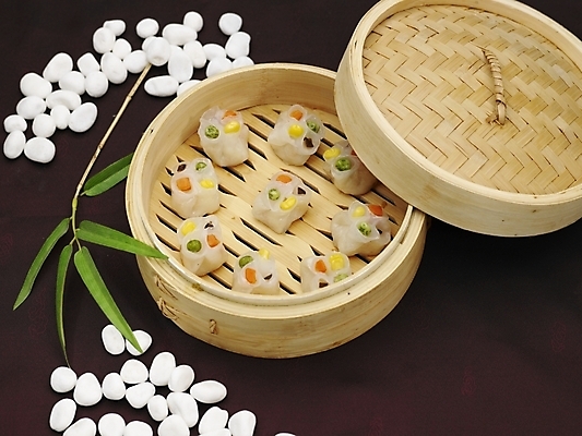 포토 JPG 스튜디오촬영 그릇 접시 음식 나뭇잎 실내 사람없음 장식 가로 초록색 하이앵글 중식 조약돌 만두 딤섬 찜기 대나무찜기 사색교 샤오마이 흰돌 국내포토 식기 뷰포인트 컬러 잎 주방용품 내부 돌_바위 파일형식