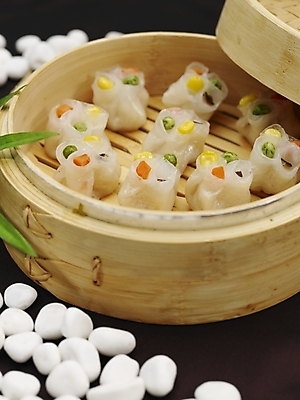 포토 JPG 스튜디오촬영 그릇 접시 음식 나뭇잎 실내 근접촬영 사람없음 장식 세로 초록색 중식 조약돌 만두 딤섬 찜기 대나무찜기 사색교 샤오마이 흰돌 국내포토 식기 뷰포인트 컬러 잎 주방용품 내부 돌_바위 파일형식