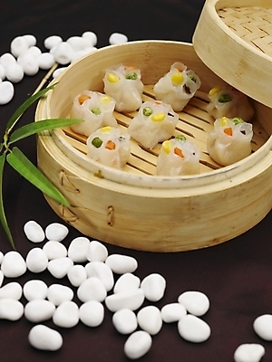 포토 JPG 스튜디오촬영 그릇 접시 음식 나뭇잎 실내 근접촬영 사람없음 장식 세로 초록색 중식 만두 딤섬 찜기 대나무찜기 사색교 샤오마이 흰돌 국내포토 식기 뷰포인트 컬러 잎 주방용품 내부 돌_바위 파일형식