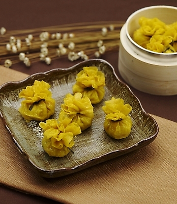 포토 JPG 스튜디오촬영 그릇 식기 접시 꽃 음식 실내 근접촬영 사람없음 장식 세로 노란색 중식 만두 딤섬 대나무찜기 샤오마이 국내포토 식물 뷰포인트 컬러 찜기 파일형식