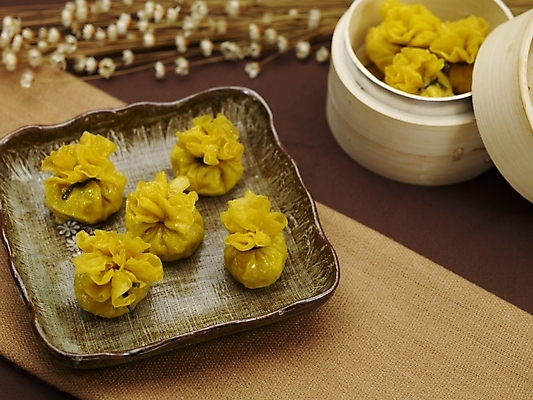 포토 JPG 스튜디오촬영 그릇 식기 접시 음식 실내 근접촬영 사람없음 장식 가로 하이앵글 노란색 중식 만두 딤섬 찜기 대나무찜기 샤오마이 국내포토 뷰포인트 컬러 주방용품 내부 파일형식