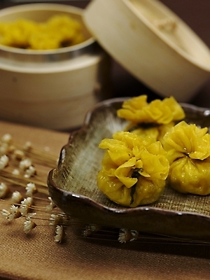 포토 JPG 스튜디오촬영 그릇 식기 접시 음식 실내 근접촬영 사람없음 장식 세로 노란색 중식 만두 딤섬 찜기 대나무찜기 샤오마이 국내포토 뷰포인트 컬러 주방용품 내부 파일형식