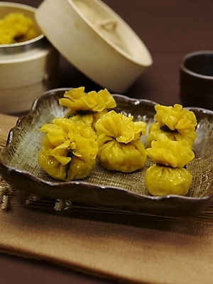 포토 JPG 스튜디오촬영 그릇 식기 접시 음식 실내 근접촬영 사람없음 장식 세로 노란색 중식 만두 딤섬 대나무찜기 샤오마이 국내포토 뷰포인트 컬러 찜기 파일형식