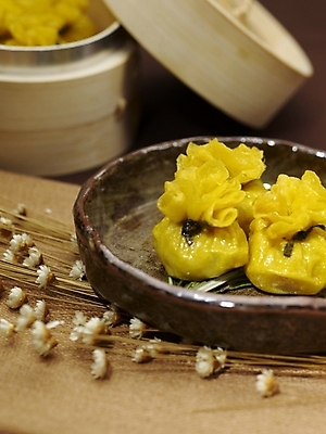 포토 JPG 스튜디오촬영 그릇 식기 접시 꽃 음식 실내 근접촬영 사람없음 장식 세로 노란색 중식 만두 딤섬 대나무찜기 샤오마이 국내포토 식물 뷰포인트 컬러 찜기 파일형식