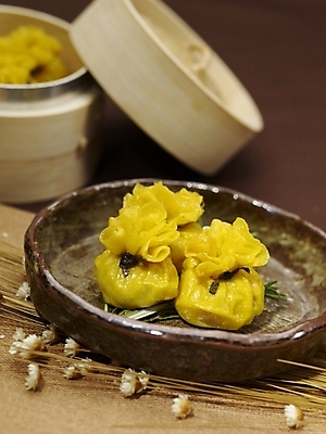 포토 JPG 스튜디오촬영 그릇 식기 접시 음식 실내 근접촬영 사람없음 장식 세로 노란색 중식 만두 딤섬 찜기 대나무찜기 샤오마이 국내포토 뷰포인트 컬러 주방용품 내부 파일형식