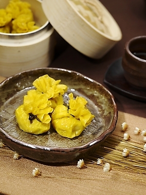 포토 JPG 스튜디오촬영 그릇 식기 접시 음식 실내 근접촬영 사람없음 장식 세로 노란색 중식 만두 딤섬 찜기 대나무찜기 샤오마이 국내포토 뷰포인트 컬러 주방용품 내부 파일형식