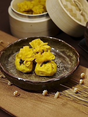 포토 JPG 스튜디오촬영 그릇 식기 접시 음식 실내 근접촬영 사람없음 장식 세로 노란색 중식 만두 딤섬 찜기 대나무찜기 샤오마이 국내포토 뷰포인트 컬러 주방용품 내부 파일형식