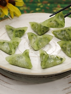 포토 JPG 스튜디오촬영 그릇 식기 접시 꽃 음식 가마_이동수단 젓가락 실내 근접촬영 사람없음 장식 세로 초록색 노란색 중식 만두 딤섬 루드베키아 비취교자 국내포토 식물 교통수단 뷰포인트 컬러 수저 파일형식