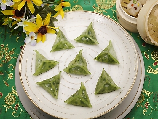 포토 JPG 스튜디오촬영 그릇 식기 접시 꽃 음식 가마_이동수단 실내 근접촬영 사람없음 장식 가로 초록색 하이앵글 노란색 중식 만두 딤섬 비취교자 국내포토 식물 교통수단 뷰포인트 컬러 내부 파일형식