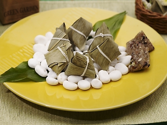 포토 JPG 스튜디오촬영 그릇 식기 접시 음식 밥 실내 근접촬영 사람없음 장식 가로 초록색 중식 대나무연잎찰밥 흰돌 국내포토 뷰포인트 컬러 내부 돌_바위 파일형식