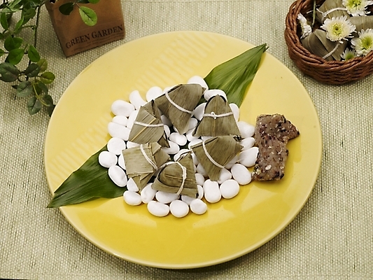 포토 JPG 스튜디오촬영 그릇 식기 접시 꽃잎 음식 밥 실내 사람없음 장식 가로 초록색 하이앵글 바구니 중식 대나무연잎찰밥 흰돌 국내포토 꽃 뷰포인트 컬러 내부 돌_바위 파일형식