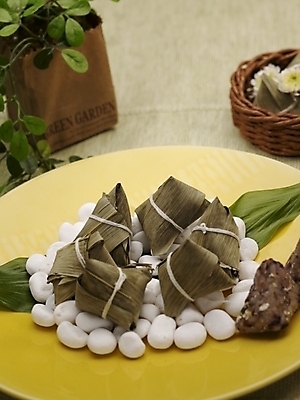 포토 JPG 스튜디오촬영 그릇 식기 접시 꽃잎 화분 음식 밥 실내 근접촬영 사람없음 장식 세로 초록색 바구니 중식 조약돌 대나무연잎찰밥 대나무잎 흰돌 국내포토 꽃 뷰포인트 컬러 잎 내부 돌_바위 파일형식