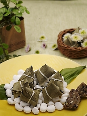 포토 JPG 스튜디오촬영 그릇 식기 접시 꽃잎 화분 음식 밥 실내 근접촬영 사람없음 장식 세로 초록색 바구니 중식 조약돌 대나무연잎찰밥 대나무잎 흰돌 국내포토 꽃 뷰포인트 컬러 잎 내부 돌_바위 파일형식