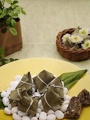 포토 JPG 스튜디오촬영 그릇 식기 접시 꽃 화분 음식 밥 실내 근접촬영 사람없음 장식 세로 초록색 바구니 중식 조약돌 소국 대나무연잎찰밥 대나무잎 흰돌 국내포토 식물 뷰포인트 컬러 잎 내부 돌_바위 파일형식