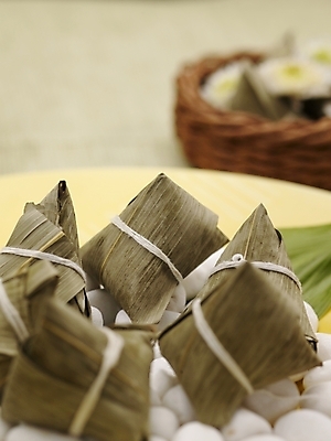 포토 JPG 스튜디오촬영 그릇 식기 접시 음식 밥 실내 근접촬영 사람없음 아웃포커스 장식 세로 초록색 바구니 중식 조약돌 대나무연잎찰밥 대나무잎 흰돌 국내포토 뷰포인트 컬러 잎 촬영기법 내부 돌_바위 파일형식