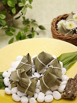 포토 JPG 스튜디오촬영 그릇 식기 접시 꽃잎 화분 음식 밥 실내 근접촬영 사람없음 장식 세로 초록색 바구니 중식 조약돌 소국 대나무연잎찰밥 대나무잎 흰돌 국내포토 꽃 뷰포인트 컬러 잎 내부 돌_바위 파일형식