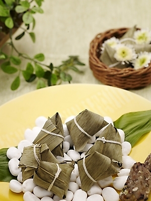 포토 JPG 스튜디오촬영 그릇 식기 접시 꽃잎 화분 음식 밥 실내 근접촬영 사람없음 장식 세로 초록색 중식 대나무연잎찰밥 흰돌 국내포토 꽃 뷰포인트 컬러 내부 돌_바위 파일형식