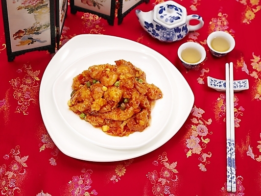 포토 JPG 스튜디오촬영 그릇 식기 접시 음식 술잔 젓가락 주전자 실내 사람없음 장식 가로 빨간색 하이앵글 중식 병풍 새우칠리소스 국내포토 뷰포인트 컬러 주방용품 잔 수저 내부 칠리소스 파일형식