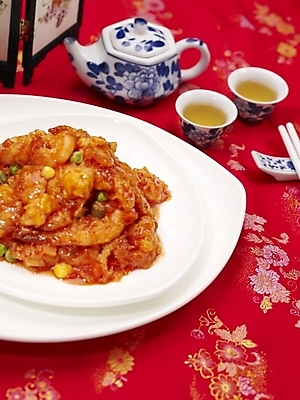 포토 JPG 스튜디오촬영 그릇 식기 접시 음식 술잔 젓가락 주전자 실내 사람없음 장식 빨간색 세로 중식 병풍 새우칠리소스 국내포토 컬러 주방용품 잔 수저 내부 칠리소스 파일형식