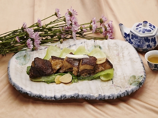 포토 JPG 스튜디오촬영 그릇 식기 접시 음식 실내 근접촬영 사람없음 중식 찻잔 찻주전자 소국 청경채 동파육 청경채삼겹살찜 나무배경 국내포토 꽃 뷰포인트 백그라운드 채소 주전자 잔 내부 찜 파일형식