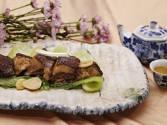 포토 JPG 스튜디오촬영 그릇 식기 접시 음식 실내 근접촬영 사람없음 장식 중식 찻잔 찻주전자 소국 청경채 동파육 청경채삼겹살찜 나무배경 국내포토 꽃 뷰포인트 백그라운드 채소 주전자 잔 찜 파일형식