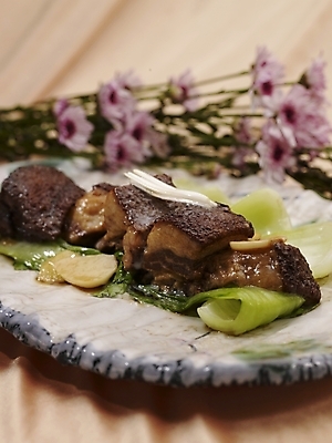 포토 JPG 스튜디오촬영 그릇 식기 접시 음식 실내 근접촬영 사람없음 아웃포커스 장식 중식 소국 청경채 동파육 청경채삼겹살찜 국내포토 꽃 뷰포인트 채소 촬영기법 찜 파일형식