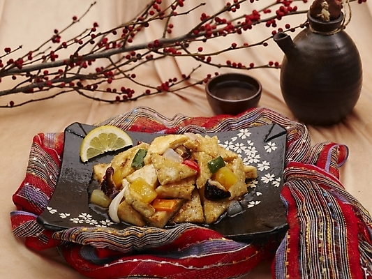 포토 JPG 스튜디오촬영 그릇 식기 접시 음식 술잔 주전자 실내 근접촬영 사람없음 장식 가로 중식 나뭇가지 레몬 탕수육 두부탕수육 국내포토 나무 뷰포인트 과일 주방용품 잔 내부 파일형식