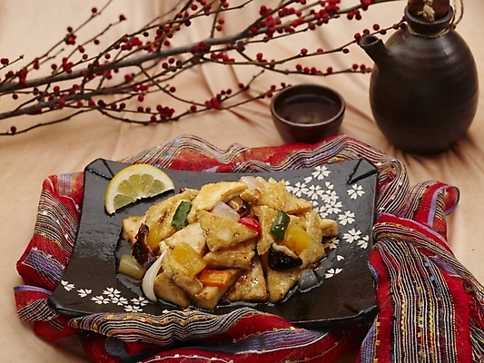 포토 JPG 스튜디오촬영 그릇 식기 접시 음식 술잔 주전자 실내 근접촬영 사람없음 장식 가로 중식 나뭇가지 레몬 탕수육 호리병 두부탕수육 국내포토 나무 뷰포인트 과일 주방용품 병_용기 잔 내부 파일형식