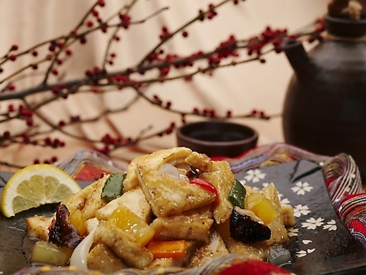 포토 JPG 스튜디오촬영 그릇 식기 접시 음식 술잔 주전자 실내 근접촬영 사람없음 장식 가로 중식 나뭇가지 레몬 탕수육 두부탕수육 국내포토 나무 뷰포인트 과일 주방용품 잔 내부 파일형식