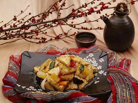 포토 JPG 스튜디오촬영 그릇 식기 접시 음식 술잔 주전자 실내 근접촬영 사람없음 장식 가로 중식 나뭇가지 탕수육 호리병 두부탕수육 국내포토 나무 뷰포인트 주방용품 병_용기 잔 내부 파일형식