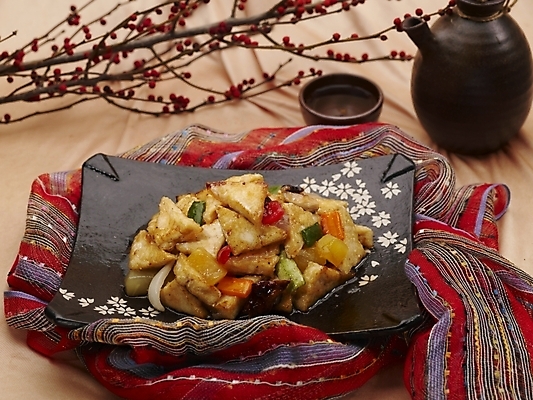 포토 JPG 스튜디오촬영 그릇 식기 접시 음식 술잔 주전자 실내 근접촬영 사람없음 장식 중식 나뭇가지 탕수육 호리병 두부탕수육 국내포토 나무 뷰포인트 주방용품 병_용기 잔 내부 파일형식