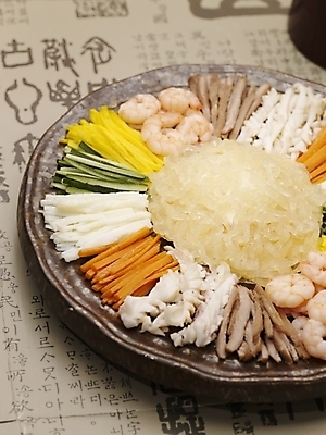 포토 JPG 스튜디오촬영 그릇 식기 접시 음식 채소 오이 새우 실내 근접촬영 사람없음 장식 중식 당근 해삼 양장피 국내포토 뷰포인트 뿌리채소 갑각류 내부 해산물 파일형식