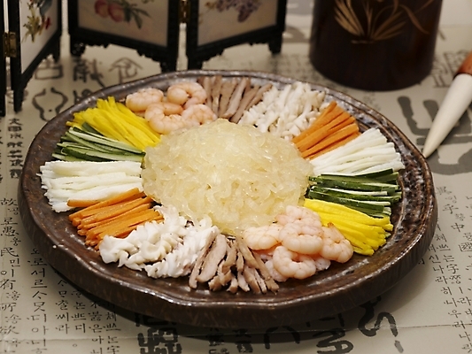 포토 JPG 스튜디오촬영 그릇 식기 접시 음식 채소 오이 새우 실내 근접촬영 사람없음 장식 중식 당근 붓 해삼 미니병풍 양장피 국내포토 뷰포인트 뿌리채소 갑각류 내부 해산물 파일형식