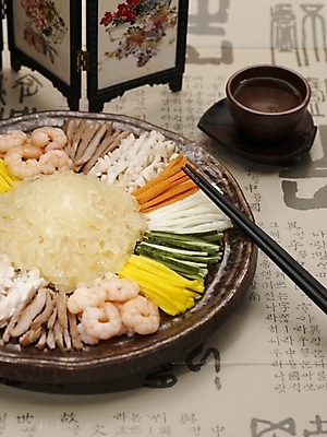 포토 JPG 스튜디오촬영 그릇 식기 접시 음식 채소 젓가락 오이 새우 실내 근접촬영 사람없음 장식 중식 당근 병풍 해삼 양장피 국내포토 뷰포인트 뿌리채소 수저 갑각류 내부 해산물 파일형식