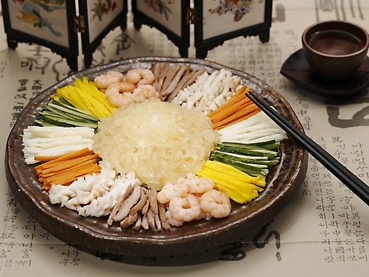 포토 JPG 스튜디오촬영 그릇 식기 접시 음식 채소 술잔 젓가락 오이 새우 실내 근접촬영 사람없음 장식 중식 당근 찻잔 받침대 병풍 해삼 양장피 국내포토 뷰포인트 잔 뿌리채소 수저 갑각류 내부 해산물 파일형식