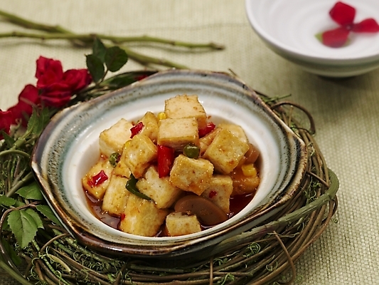 포토 JPG 스튜디오촬영 그릇 식기 접시 꽃잎 꽃 음식 고추 실내 근접촬영 사람없음 장식 빨간색 초록색 물 장미 중식 두부 두부요리 국내포토 자연요소 식물 뷰포인트 컬러 채소 파일형식